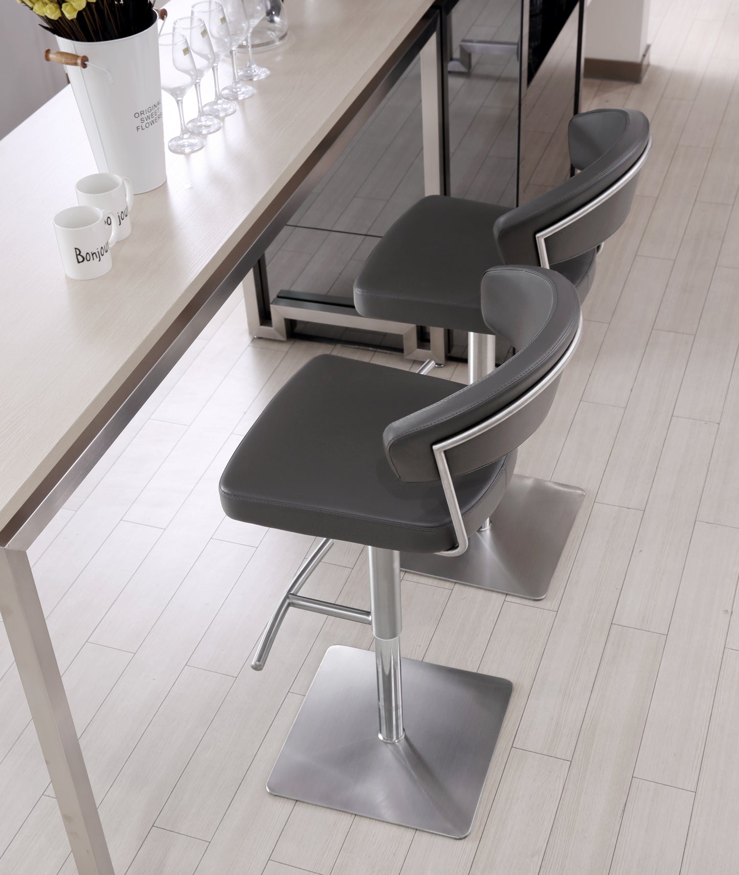 Modern Maureen Barstool – Stylish & Versatile Seating